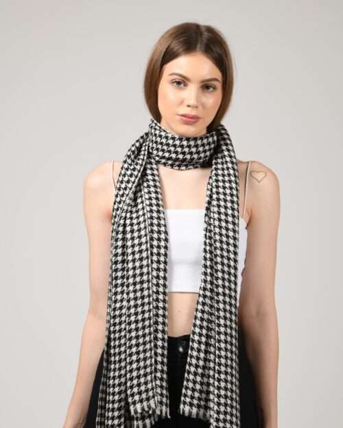 Elegant Monocrome Houndstooth Stole